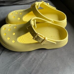 CROCS Yellow clogs with Ventilation and Adjustable Strap women’s 8